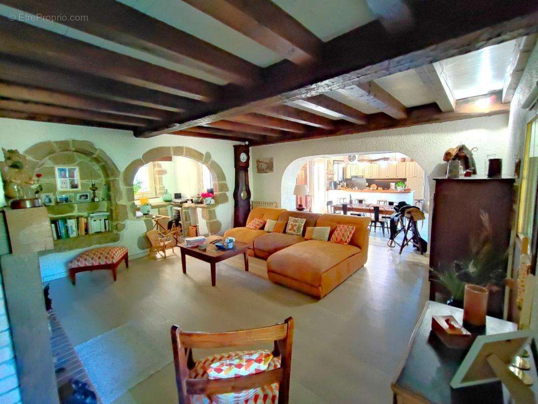 Maison à LIVINHAC-LE-HAUT