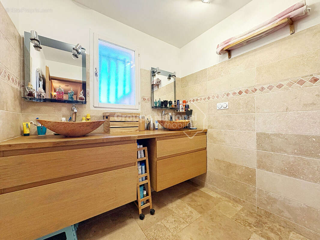 Exclusivité à Salon de Provence : Superbe maison 6 pièces avec piscine au quartier Bel-Air - La Crau - photo 14