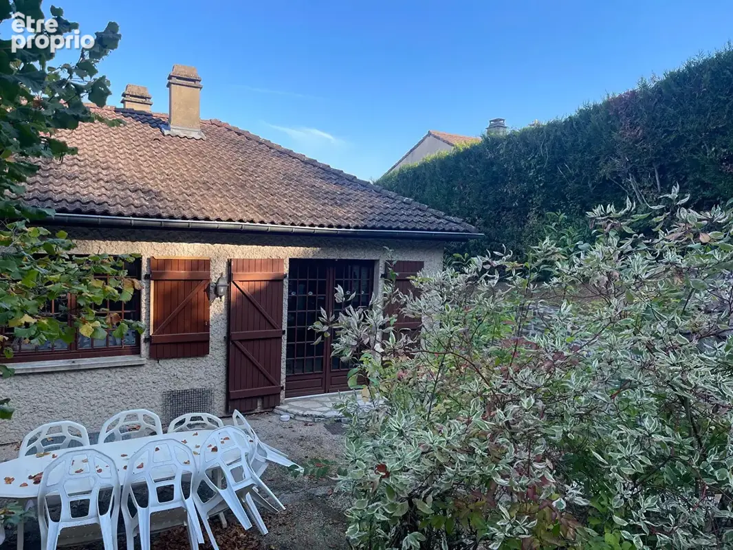 Maison de plain-pied sureleve avec terrasse et jardin - photo 2