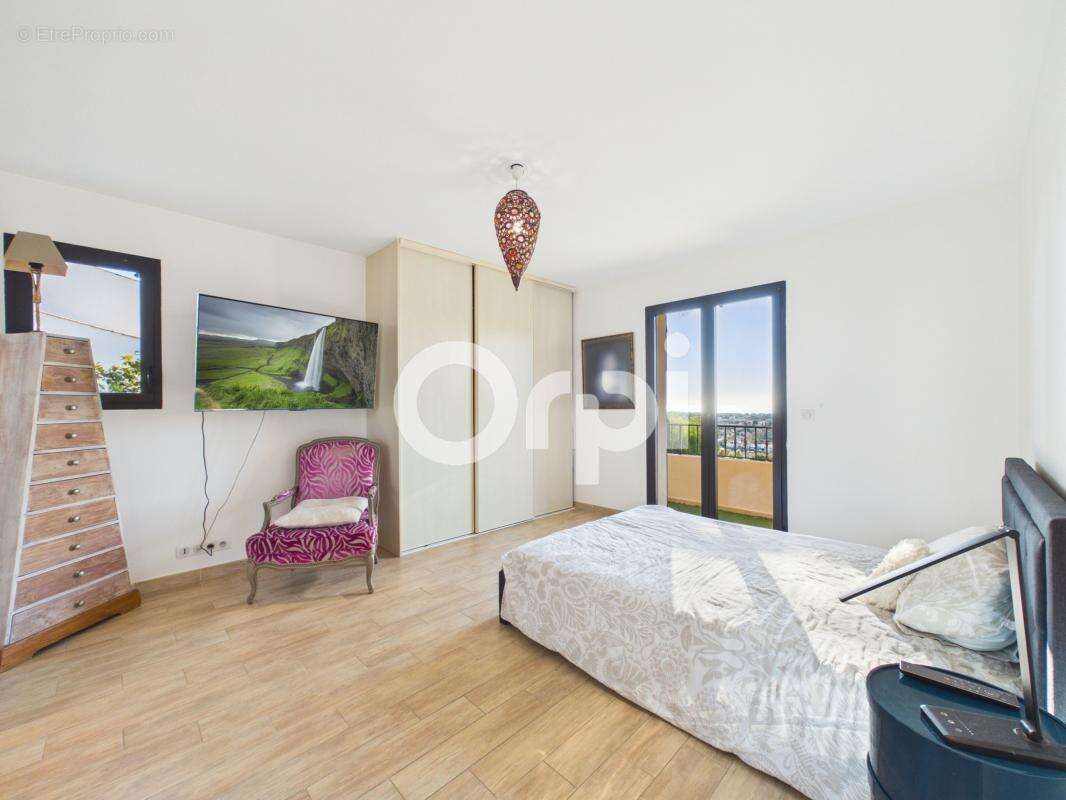 Maison à LA ROQUETTE-SUR-SIAGNE