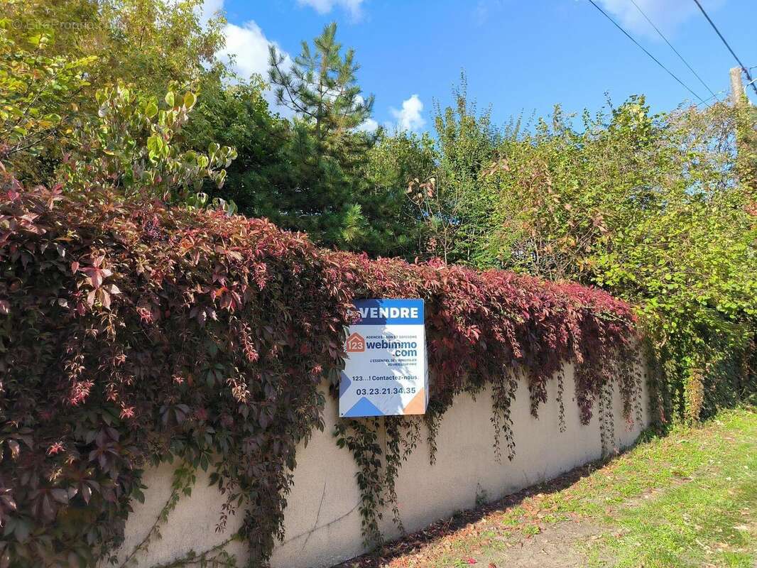 Libre de constructeur avec une façade d'environ 30 mètres - Terrain à PRESLES-ET-THIERNY