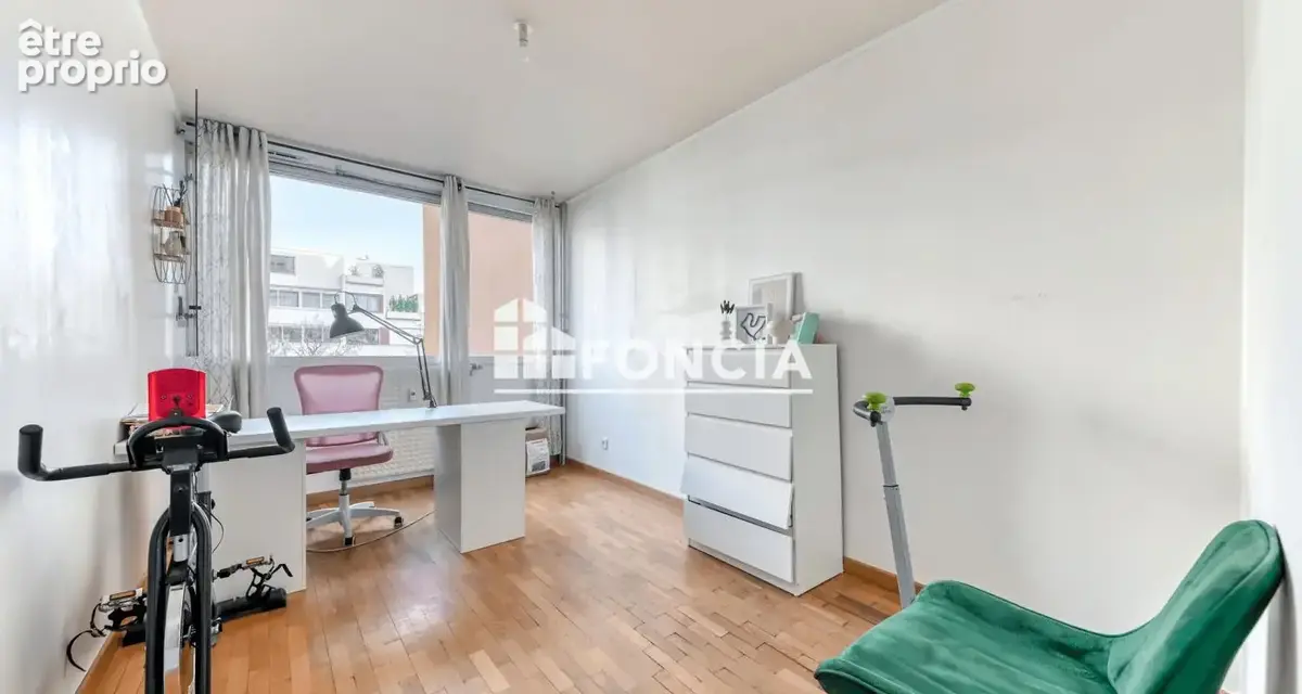 Villeurbanne – Laurent Bonnevay : T5 traversant de 94 m² à 3 minutes à pied du métro A - photo 7