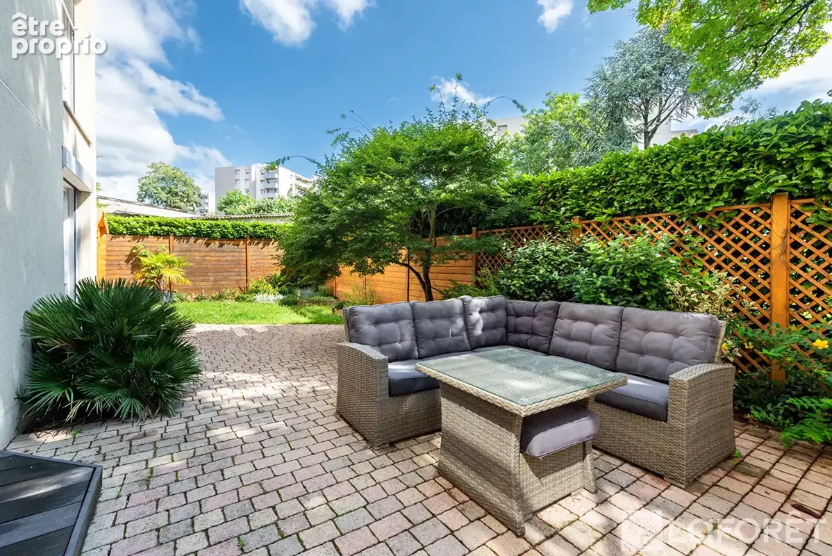Appartement en rez-de-jardin de 157 m2 - métro Cuire - photo 2