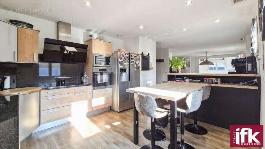Maison plain-pied de 205 m² sur 13,52 ares avec piscine et double garage – DPE B - photo 4