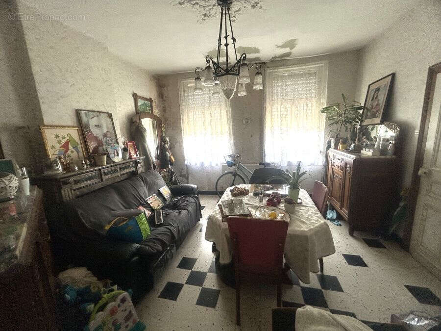 Maison de style bourgeoise, individuelle à rénover, développant 200m2 et bâtie sur 864m2 ! - photo 7