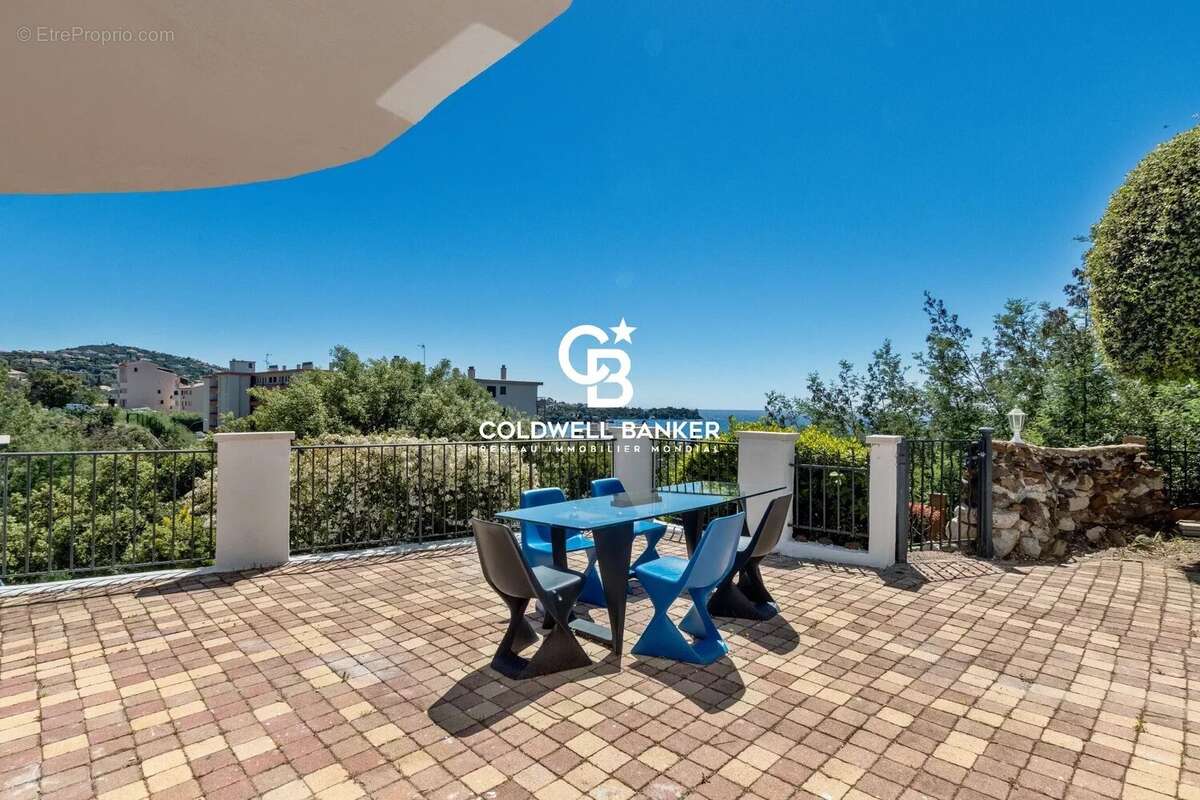 Située dans un domaine privé et sécurisé d’Agay à Saint-Raphaël, opportunité d’investissement rare sur la Côte d’Azur, alliant e - photo 12