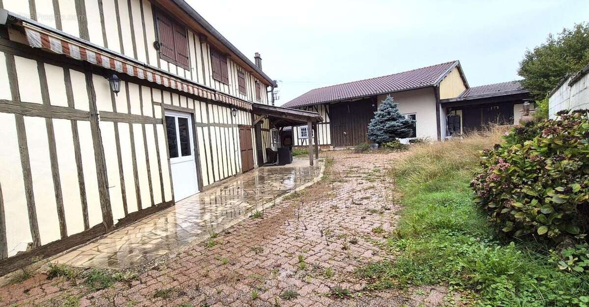 Maison à GIFFAUMONT-CHAMPAUBERT