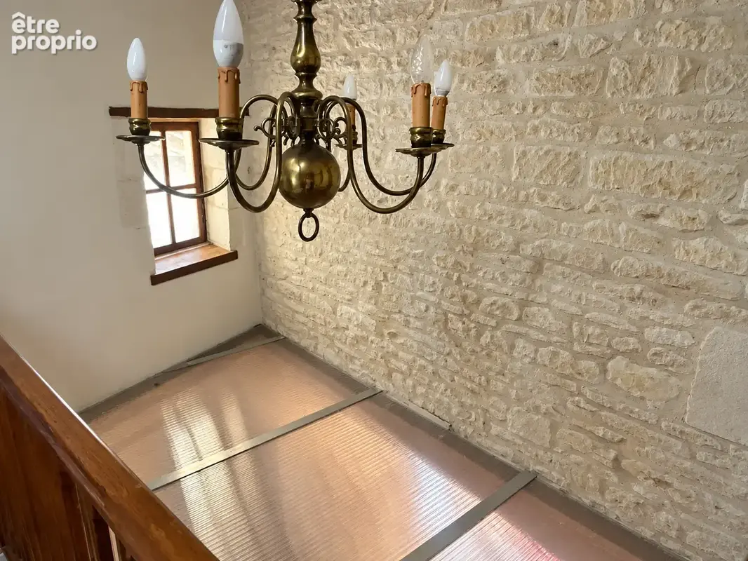 Maison de caractere en pierre - bourg mirebeau - photo 14