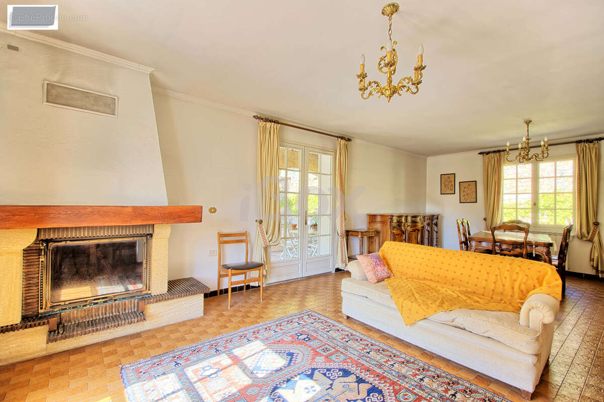 Le Revest les Eaux, grande maison de 160m2 sur 2211m2 de terrain - photo 9