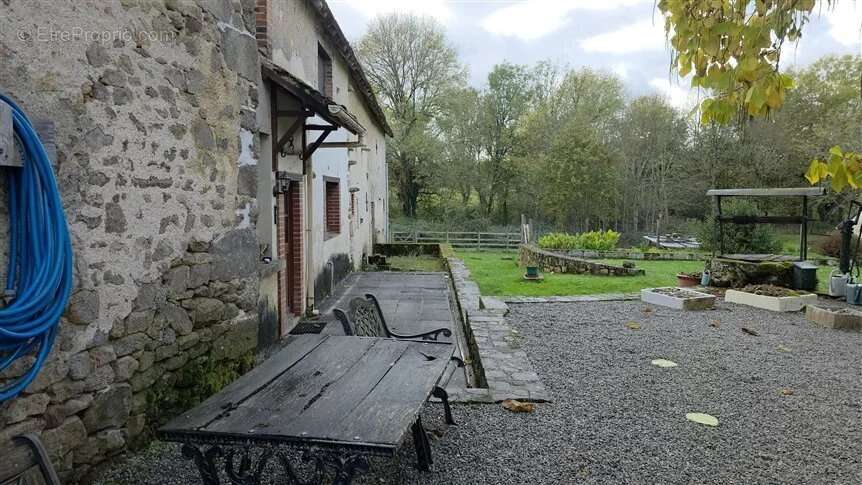 Maison à LUSSAC-LES-EGLISES