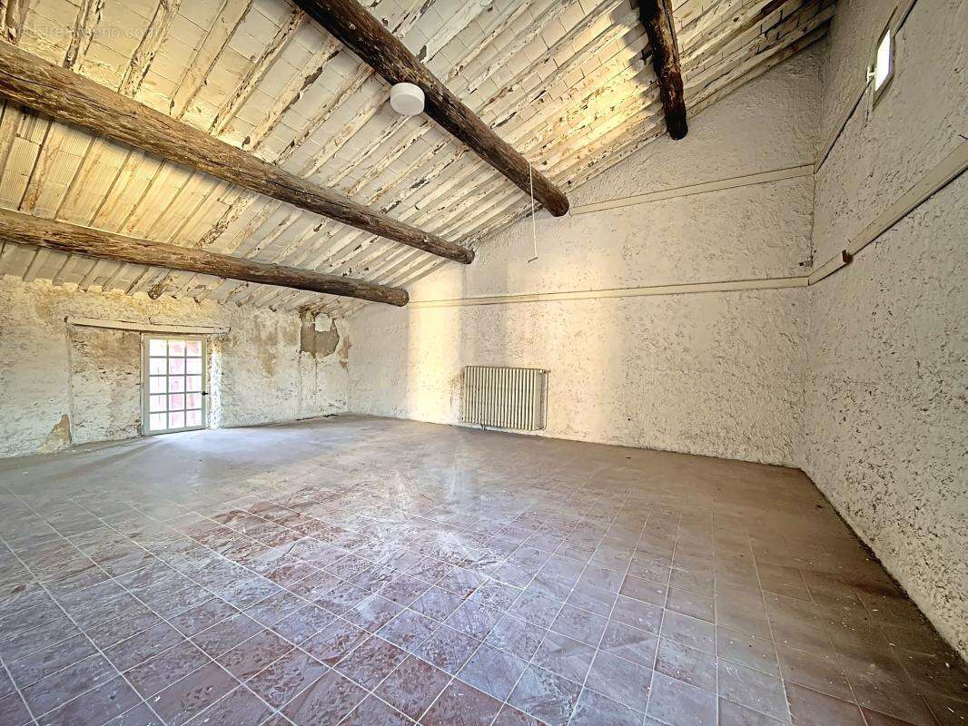 Maison à LA ROQUE-D&#039;ANTHERON