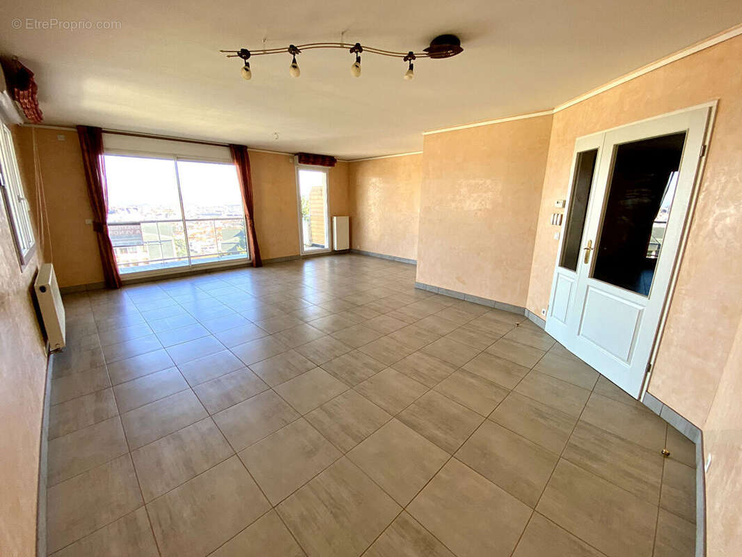 CHAMALIÈRES LIMITE ROYAT / Appartement d'exception à vendre dans un secteur prisé, avec vues dégagées, terrasses et stationnemen - photo 6