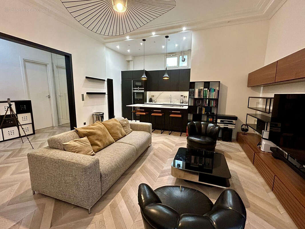 Appartement à PARIS-16E