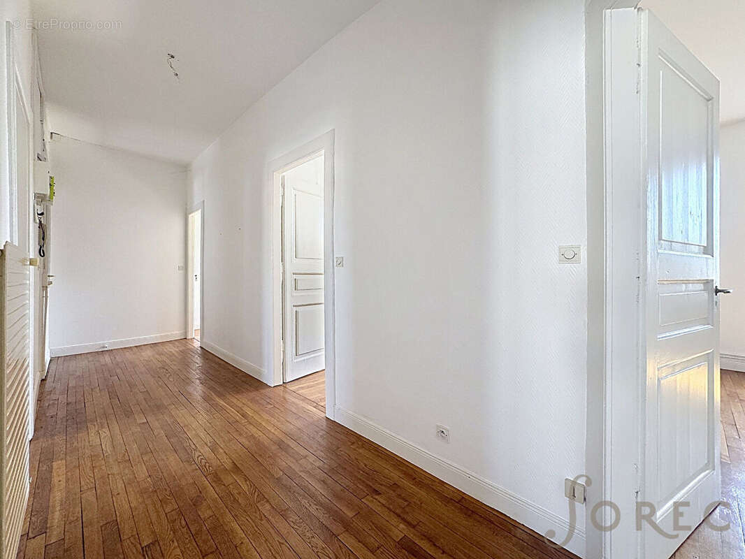 Appartement F4 de caractère avec balcon à proximité immédiate de la Gare - photo 3