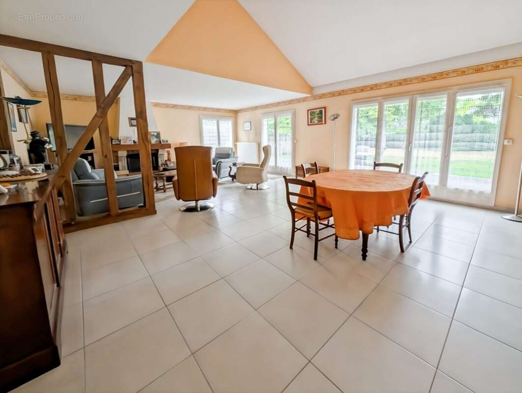 Maison à VOISINS-LE-BRETONNEUX