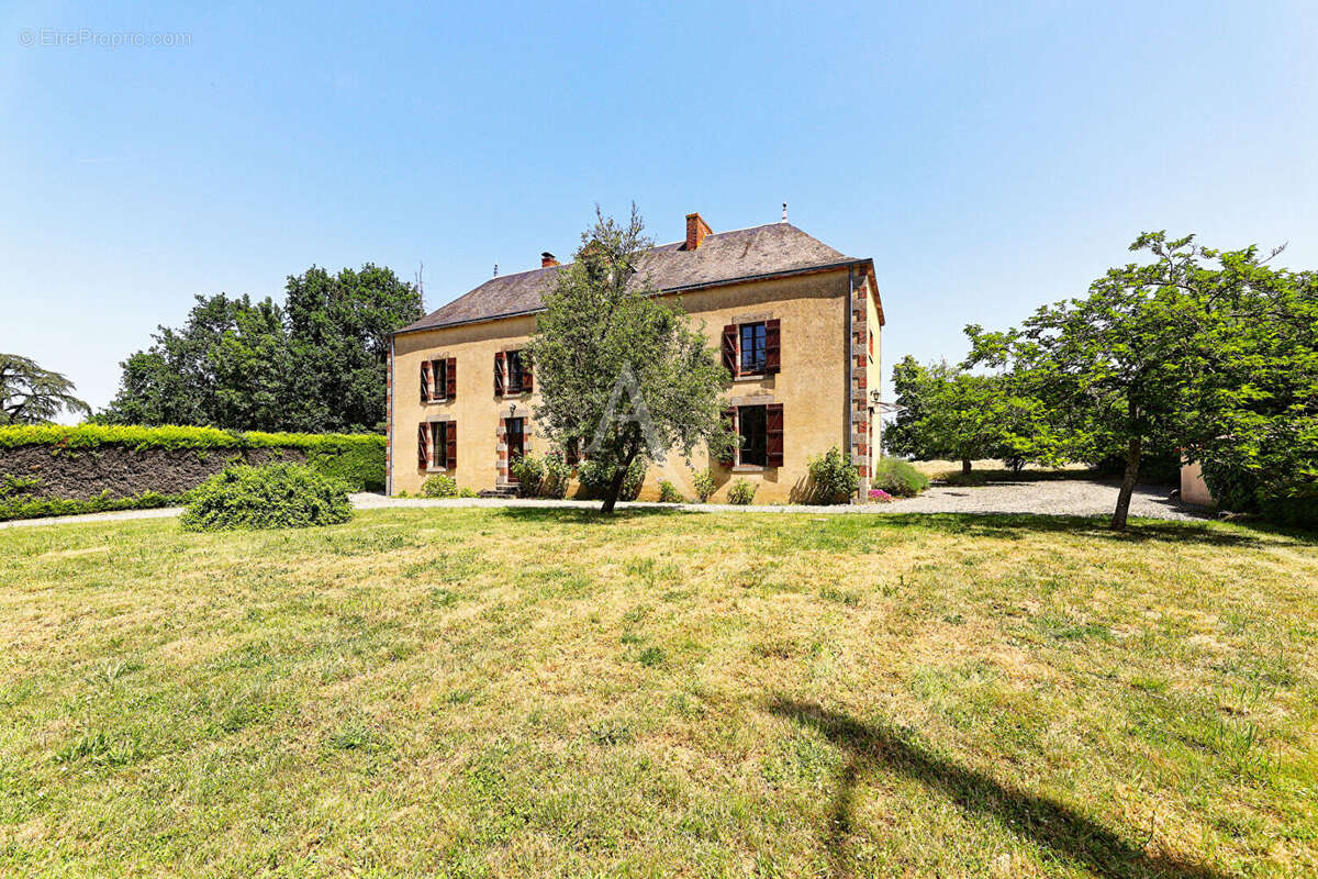 Maison à LES HERBIERS