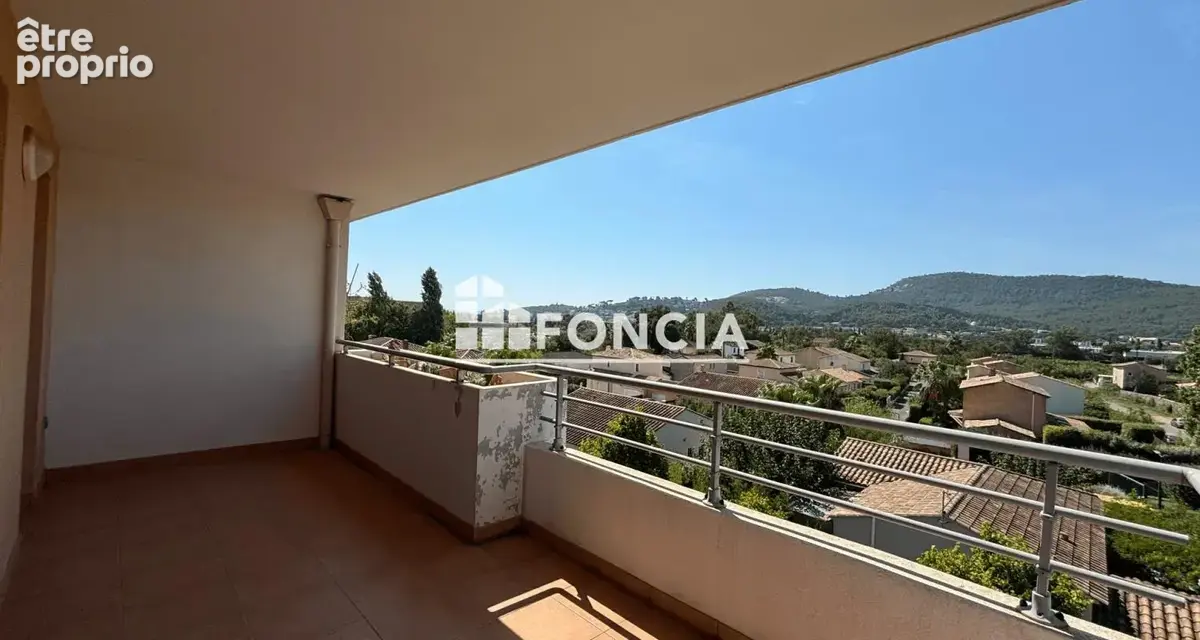 HYÈRES OUEST – T4 traversant de 78 m² au 3ème étage, grande terrasse plein sud sans vis-à-vis et garage - photo 3