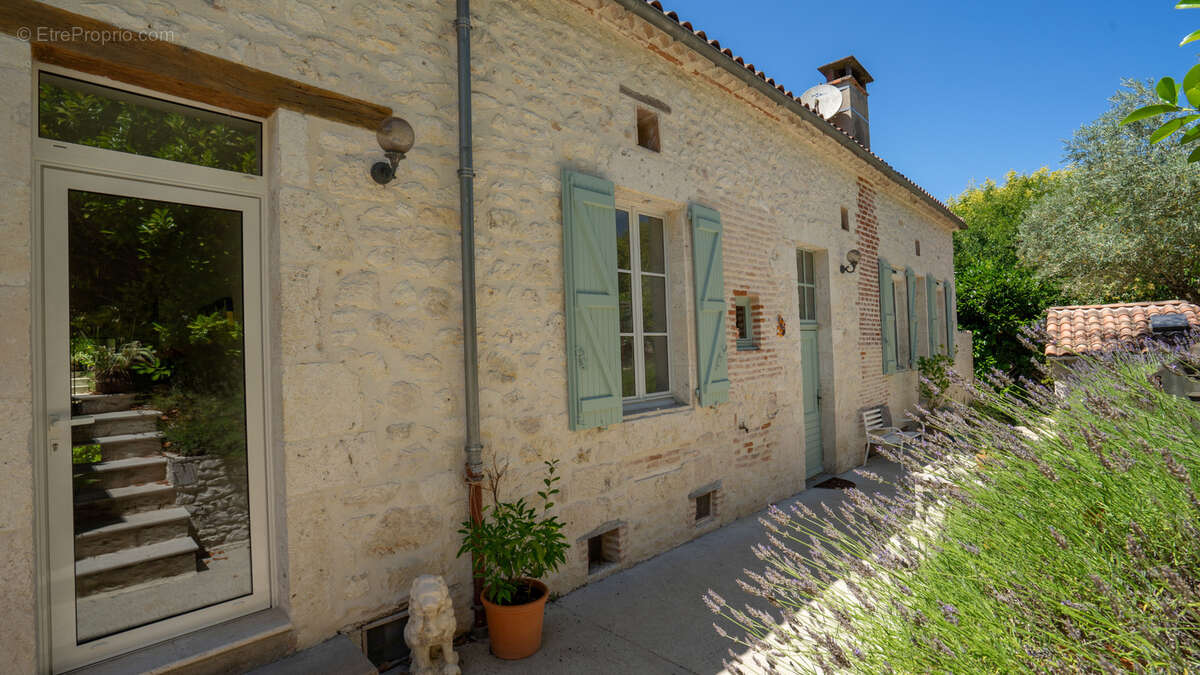 Maison de village 6 chambres, appartement indépendant à rénover, cave, garages et un terrain de 1316 m2 - photo 25