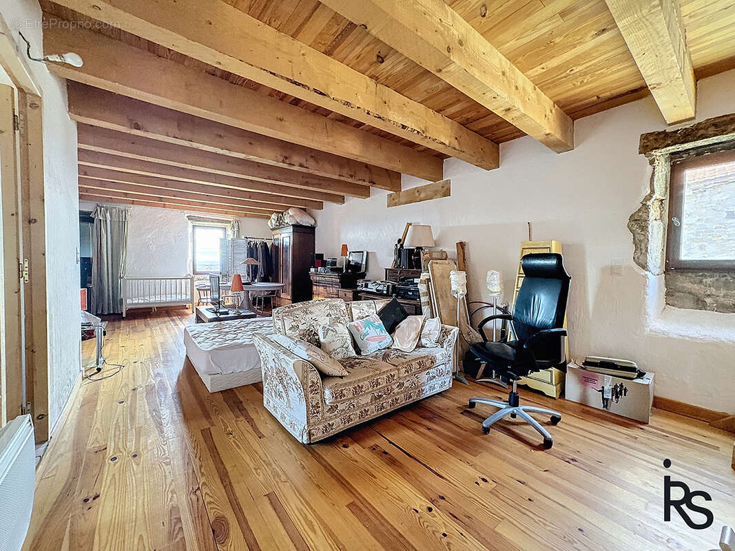 Dans un hameau typique, un ensemble immobilier de 3 maisons avec 8300 m2 de terrain et une vue splendide. - photo 24