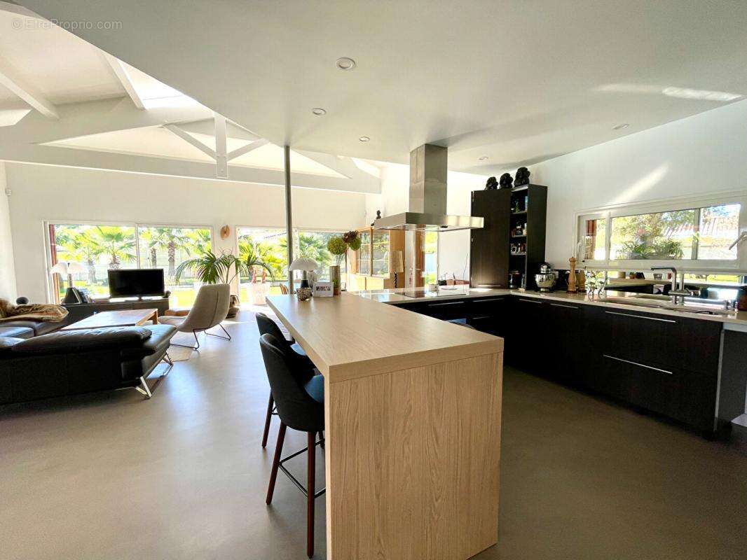 Superbe Villa Cestas 5 pièce(s) 252 m2 + garages + piscine - photo 7