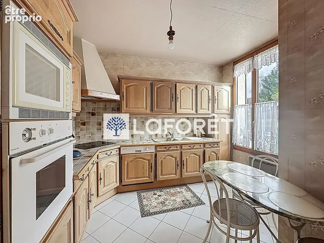 Maison sur 3 niveaux avec un sous sol  - Fort potentiel - Centre Saint-Nom - photo 9