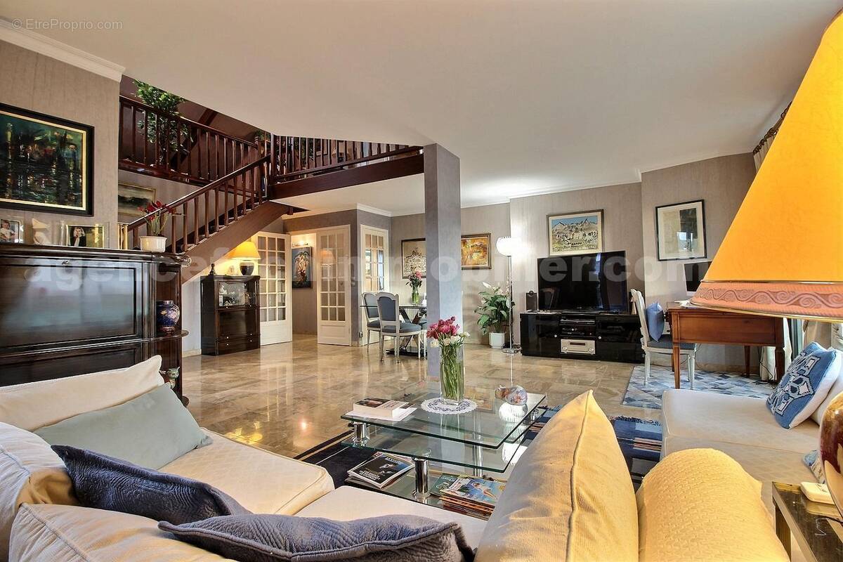 exposio_131706337 - Commerce à SAINT-MAUR-DES-FOSSES