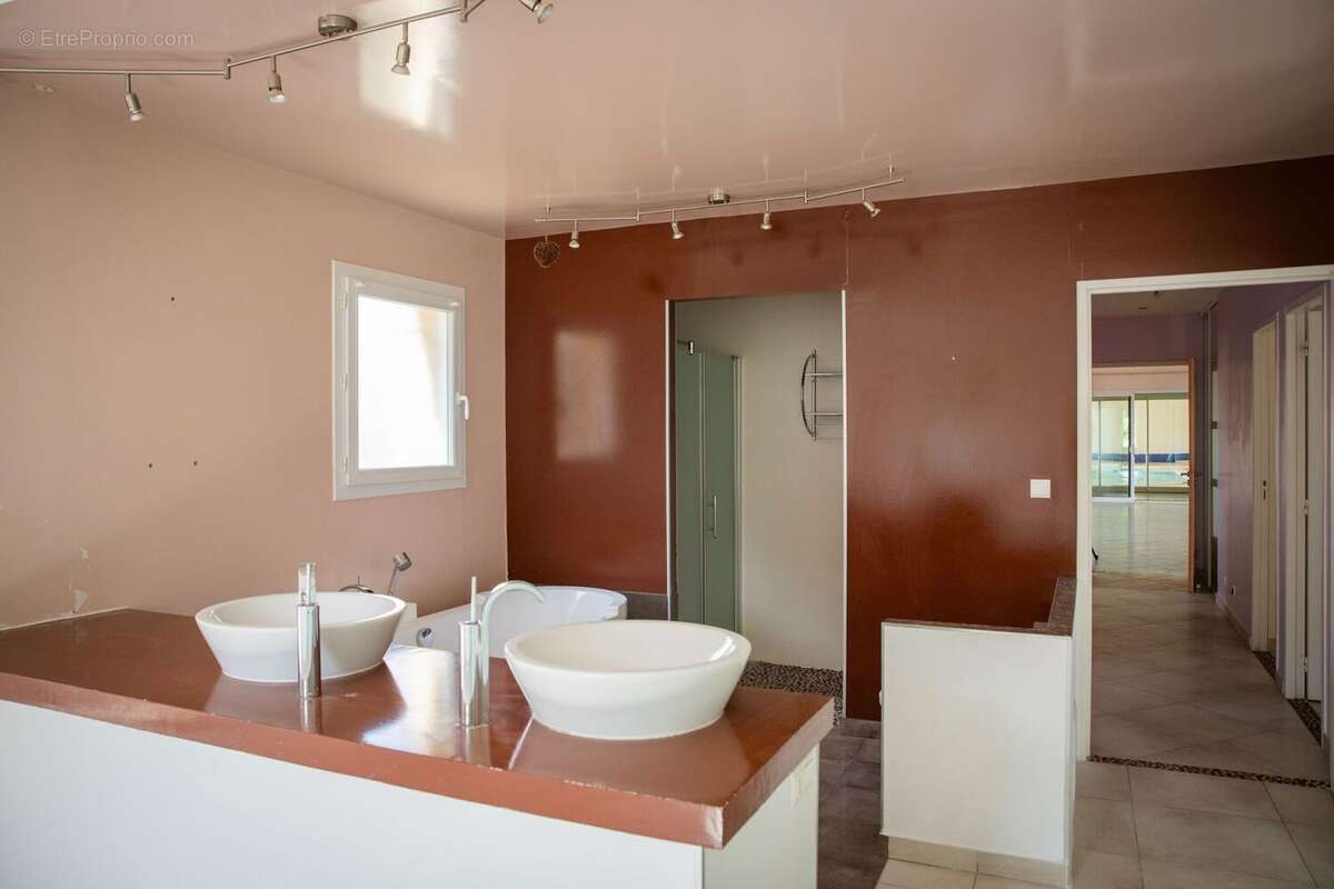 Demeure contemporaine, piscine intérieure, et terrain clos - photo 14