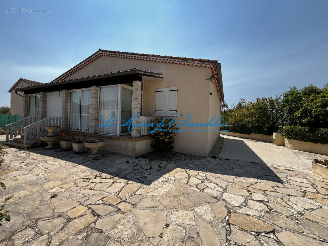 St JULIEN LES ROSIERS, maison de plein pied de type F4 avec grand garage sur 1317m2 de terrain. - photo 2