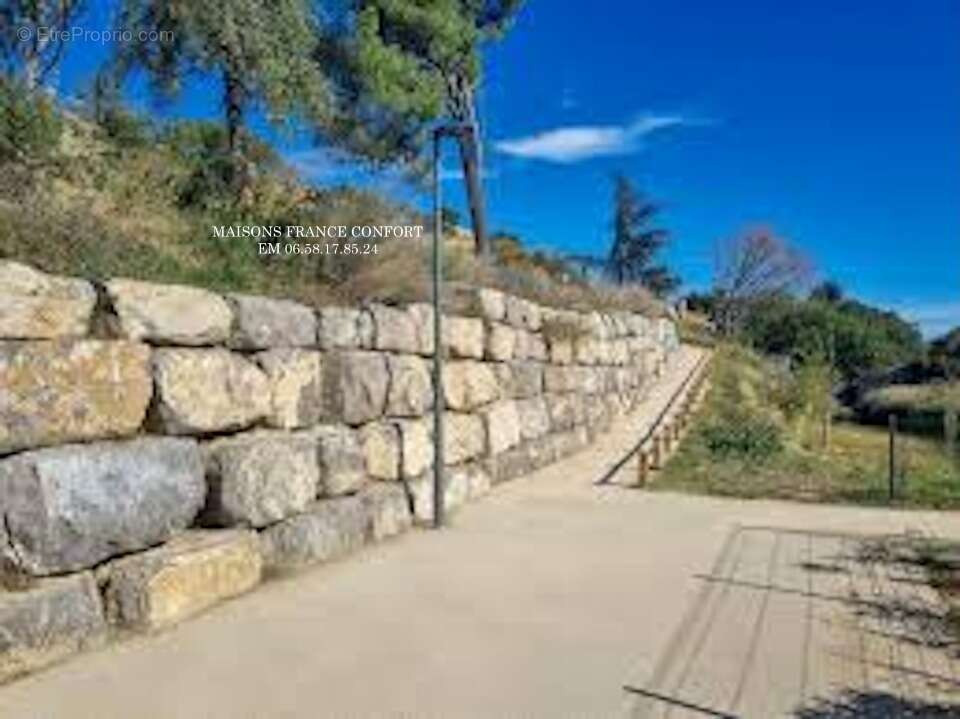 Terrain 450 m² à Cadenet  - photo 2
