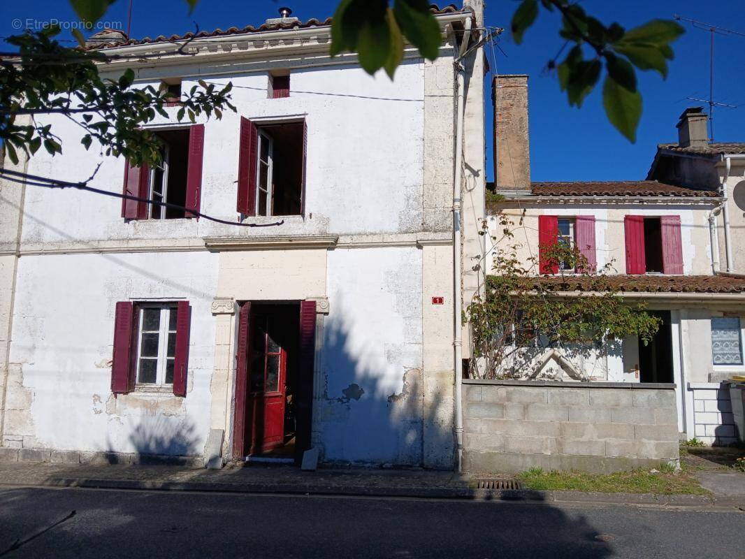 Maison à MONTMOREAU-SAINT-CYBARD