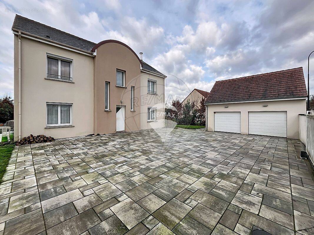 Maison à SAVIGNY-SUR-CLAIRIS