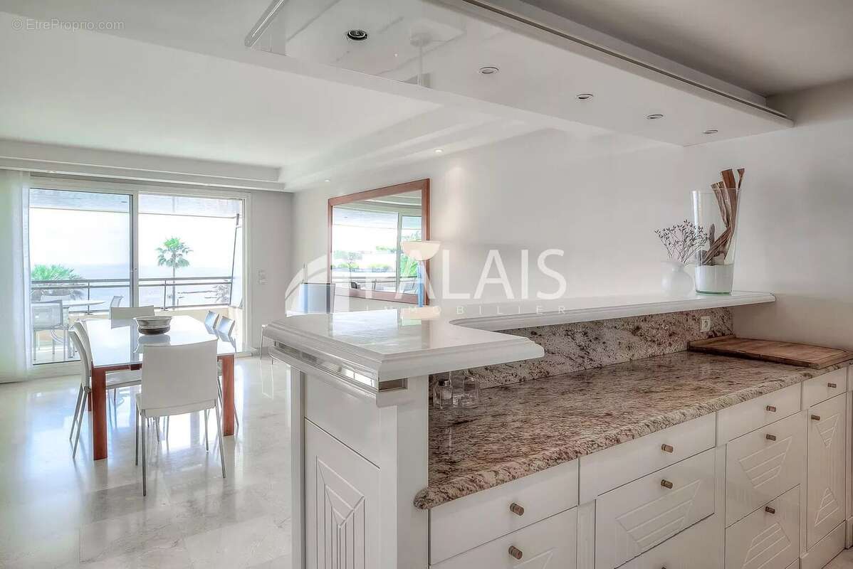 Appartement à SAINT-LAURENT-DU-VAR