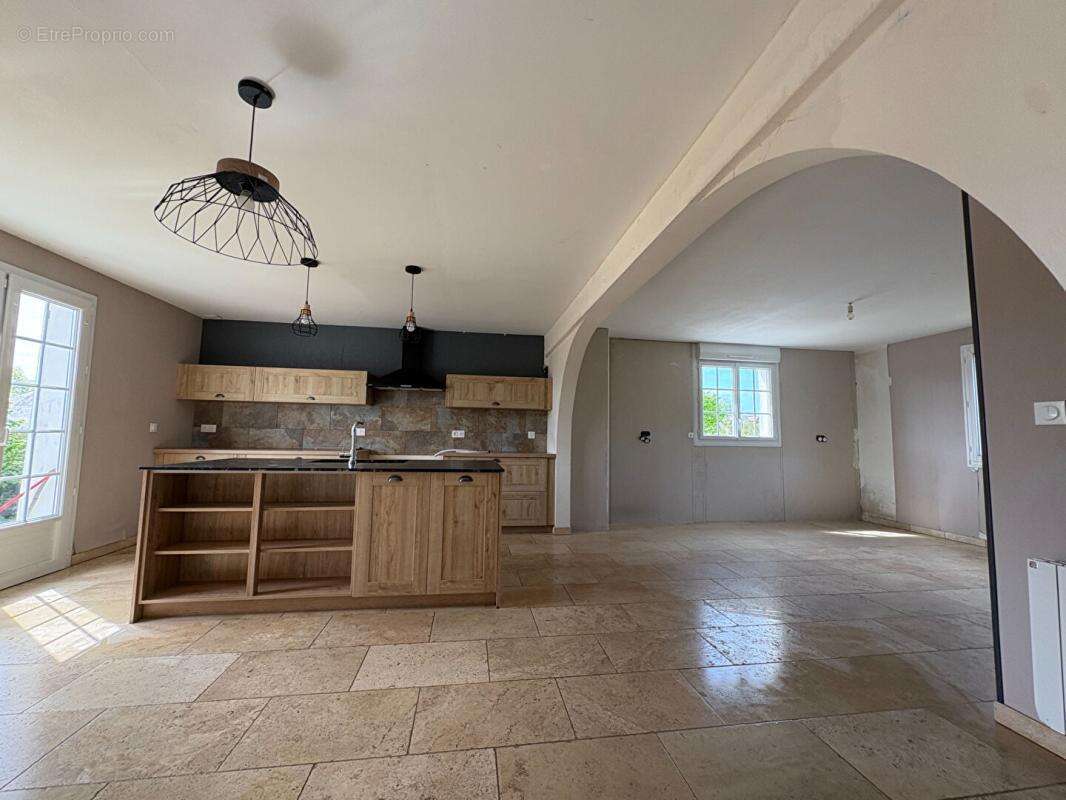Maison avec fort potentiel , sous-sol complet et 1 800 m² de terrain constructible - photo 8