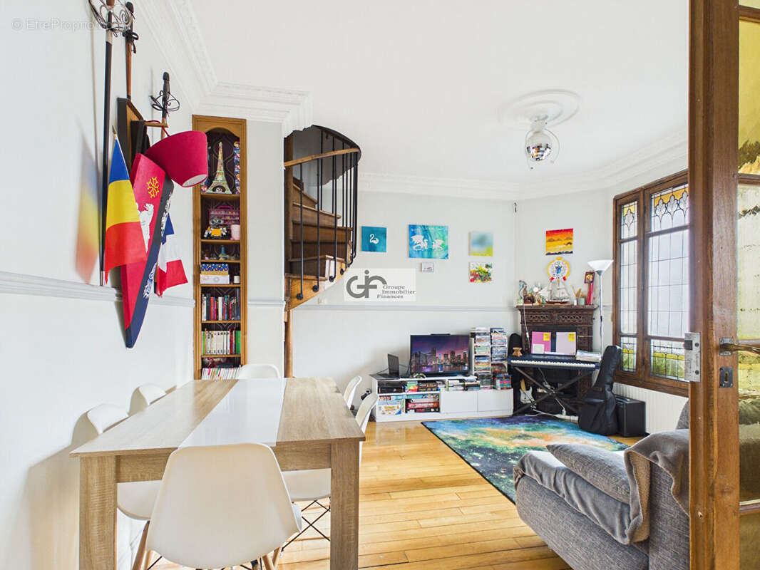 Appartement à PARIS-16E