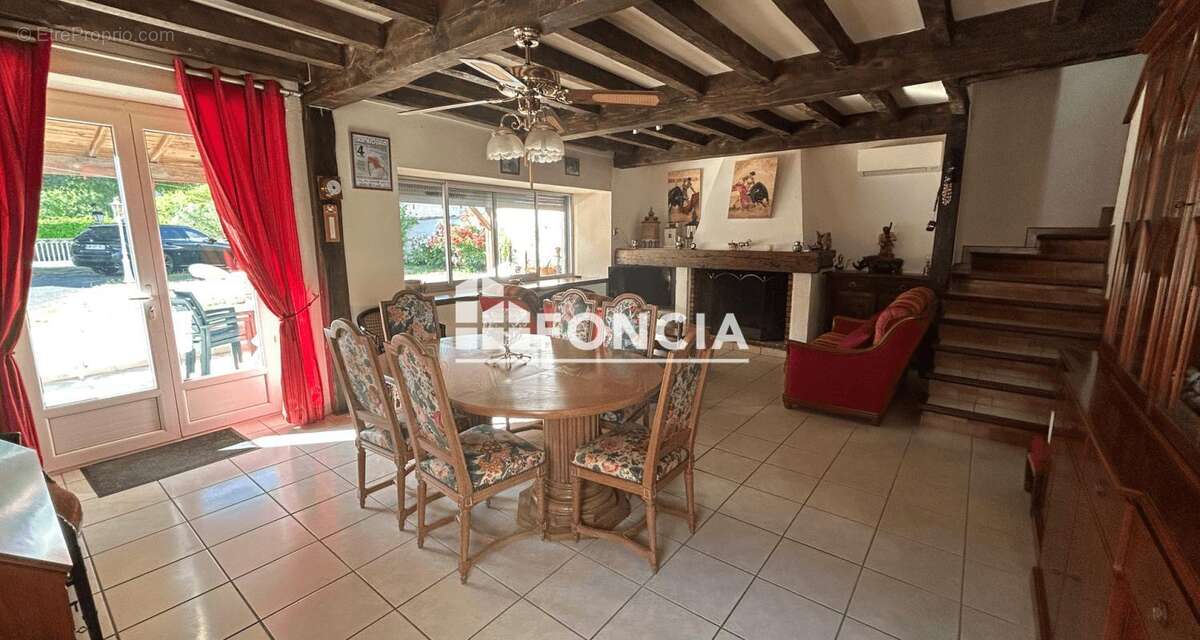 Belle villa rénovée avec piscine sur un terrain arboré de 1 254 m² - photo 7