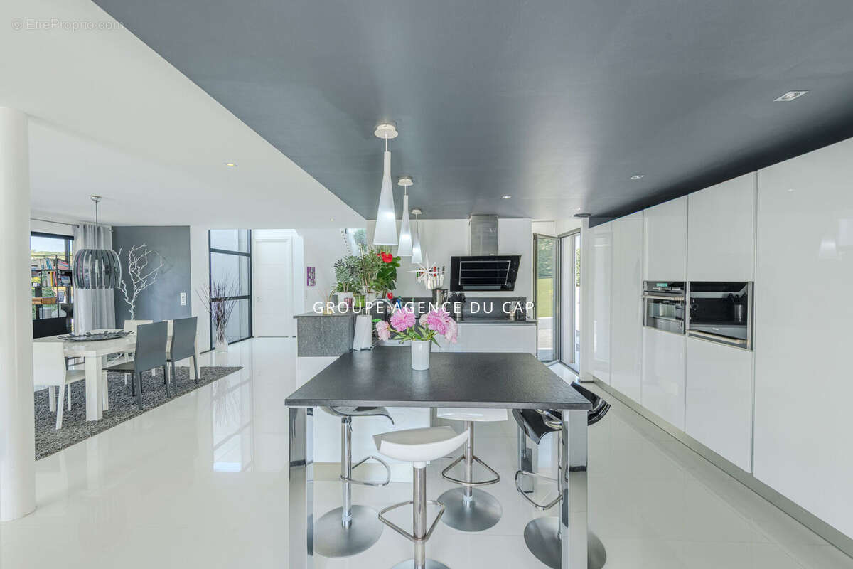 Villa contemporaine valescure  avec piscine garage et depandances - photo 8
