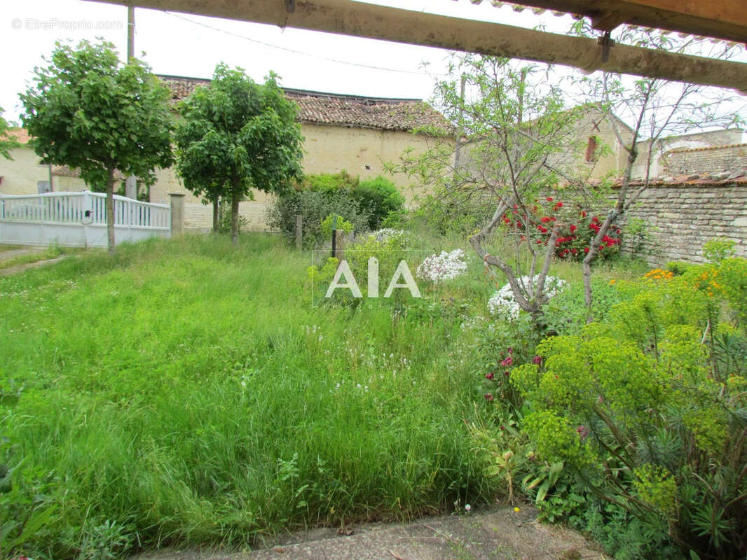 Maison de village avec bâtiment agricole proche de chef Boutonne - photo 20