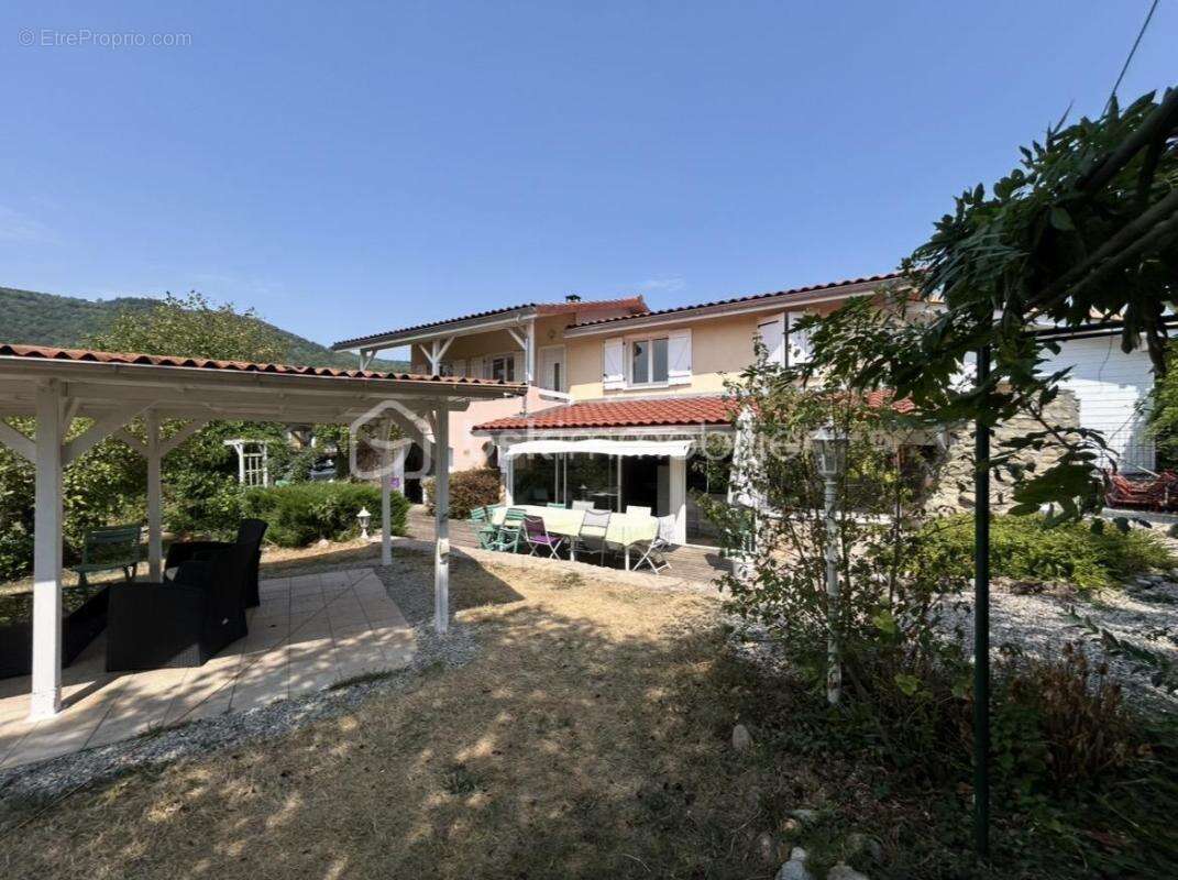 Propriété familiale de 211 m² avec piscine et espace indépendant - photo 16