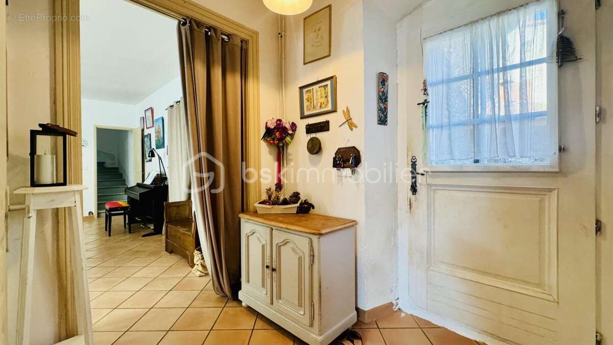 Maison en pierre avec grand bâtiment annexe - photo 2