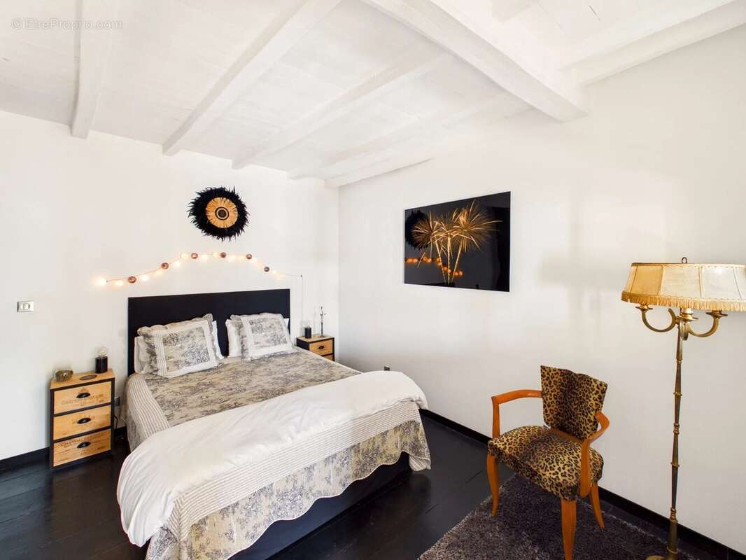 Maison rénovée en gardant tous les élements de l'époque, et commerces à pied! - photo 11