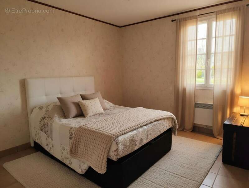 Maison à SAINT-JACUT-LES-PINS