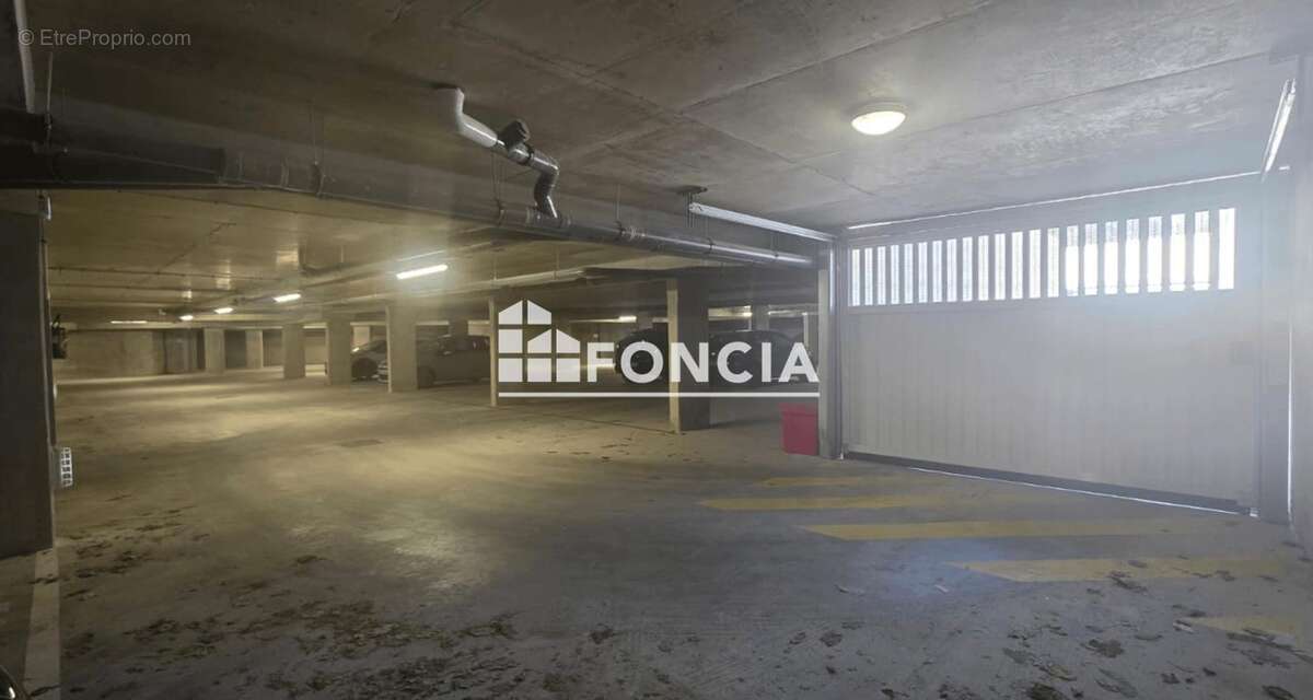 Parking à LOUVRES