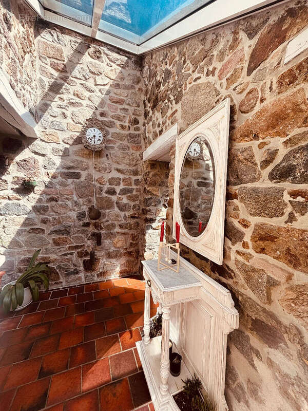 SAINT-ALBAN : Longère de caractère 6 pièces 158 m2 env - photo 4
