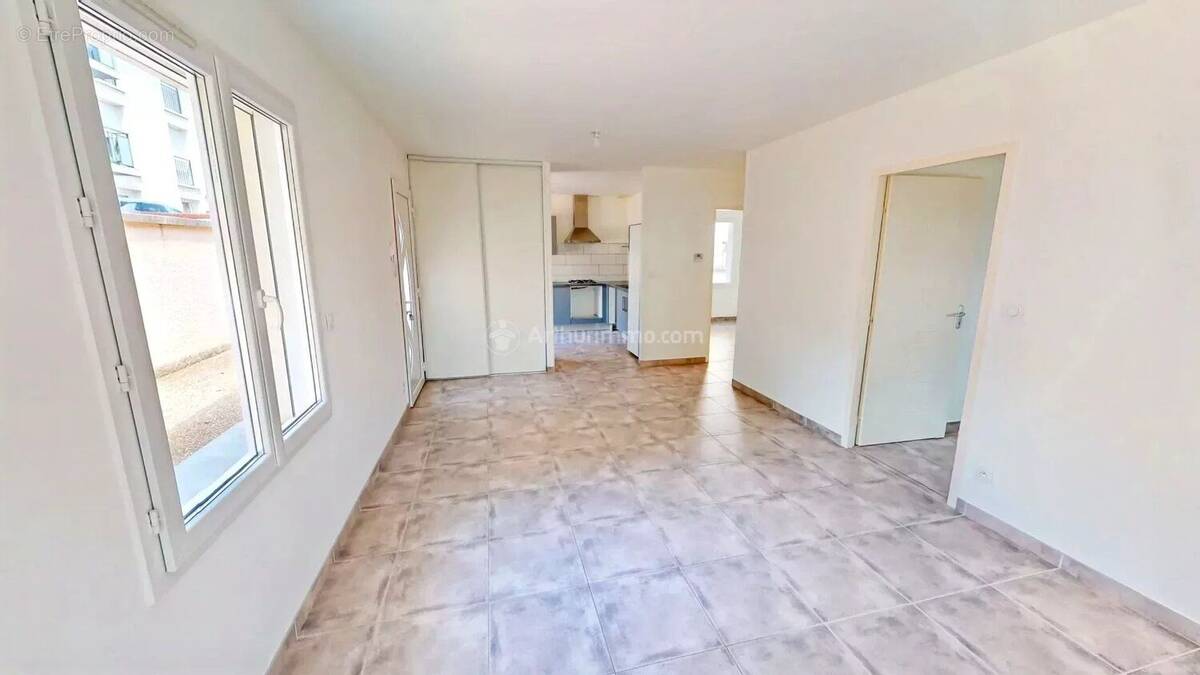 Appartement à SAINT-JEAN-DE-BOURNAY