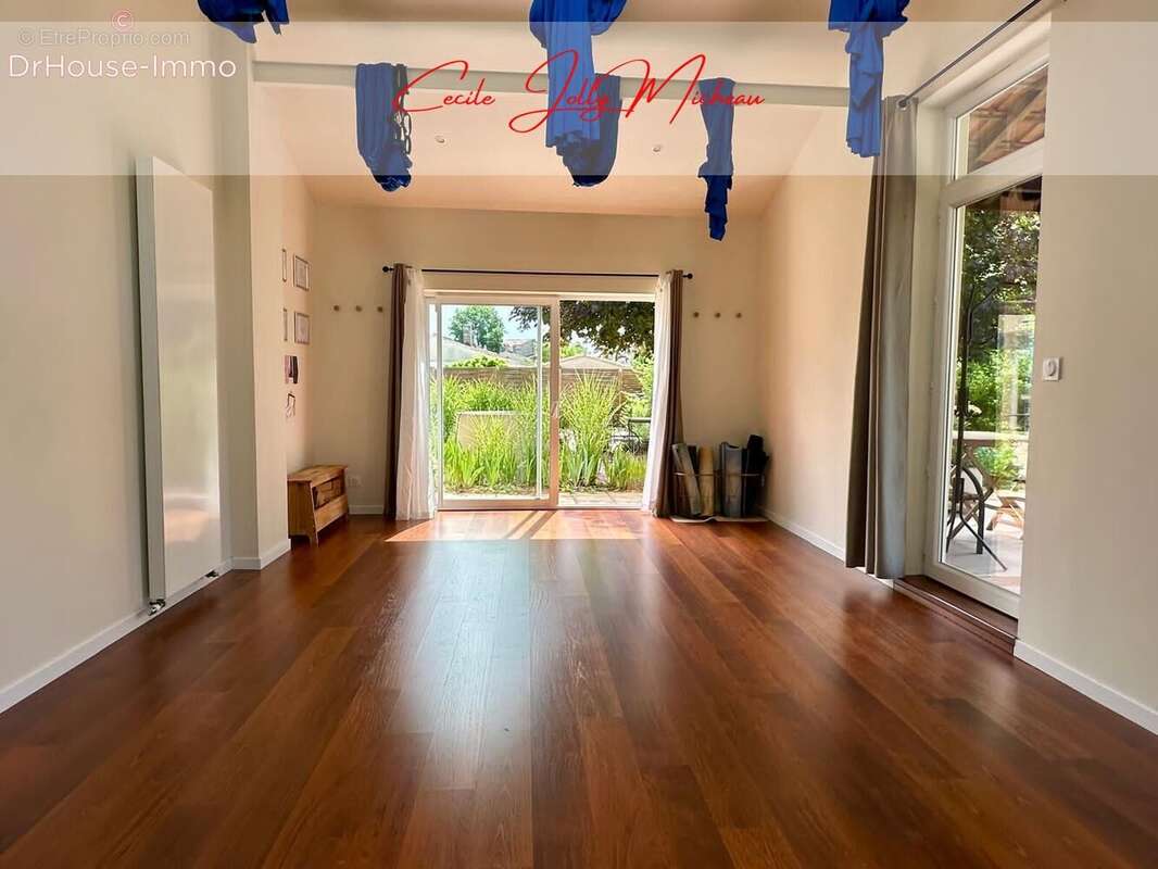 Maison 166 m² à Saint-Seurin-De-Cursac  - photo 8