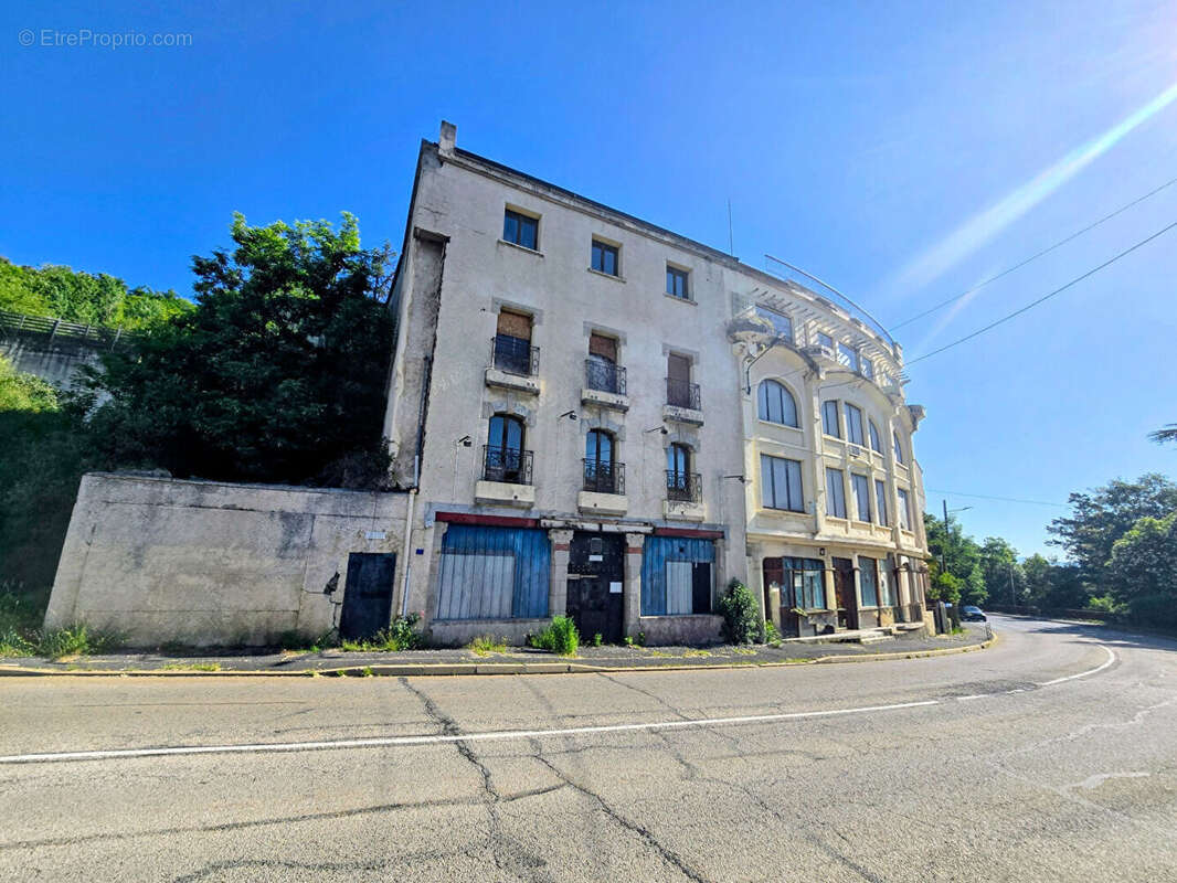 Bâtiment avec nombreux parkings sur terrain clos de 12000m² - photo 3