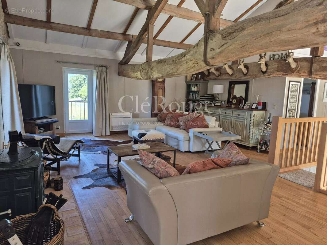 Maison en pierre avec piscine et vue sur les vignobles dans un cadre champêtre paisible - photo 3