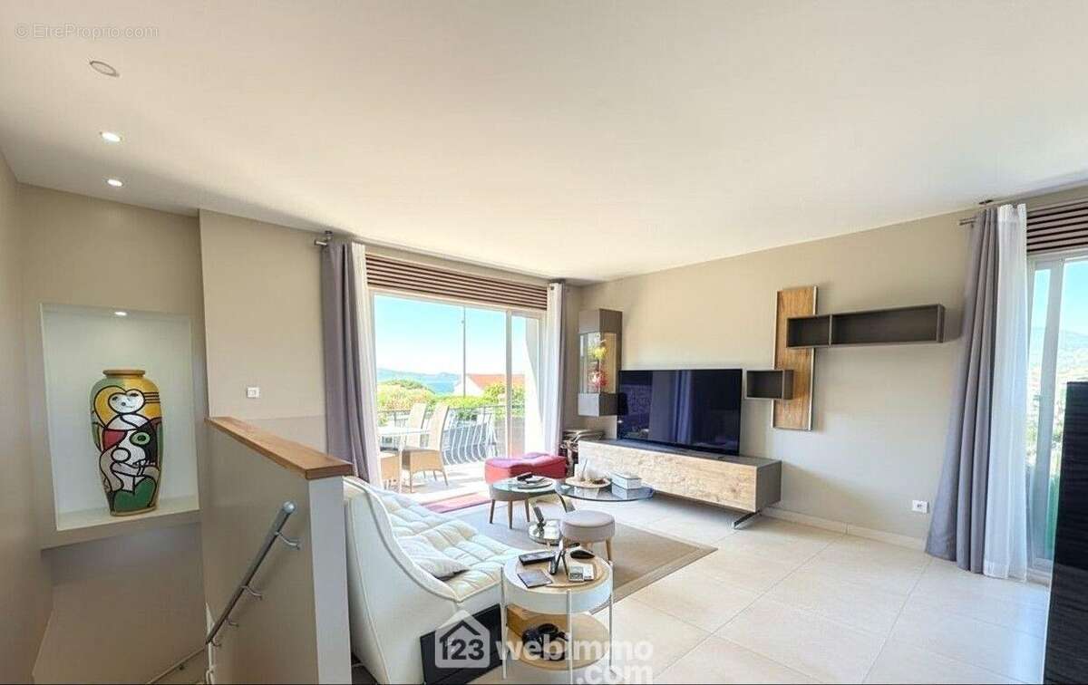 Séjour lumineux ouvert sur l?extérieur, propice à des moments de détente et de convivialité. - Maison à SAINTE-MAXIME