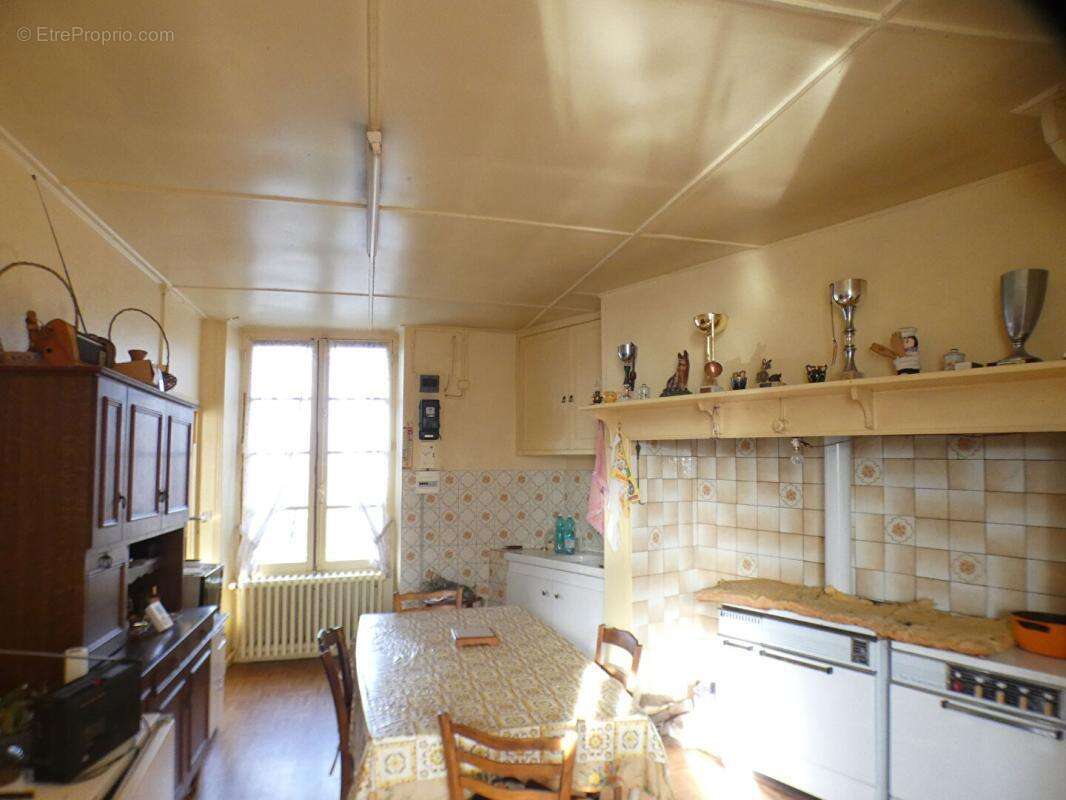 Villac maison en pierre avec 5 800 m² de terrain et  deux grand batiment (210 m² et 95 m²) - photo 3