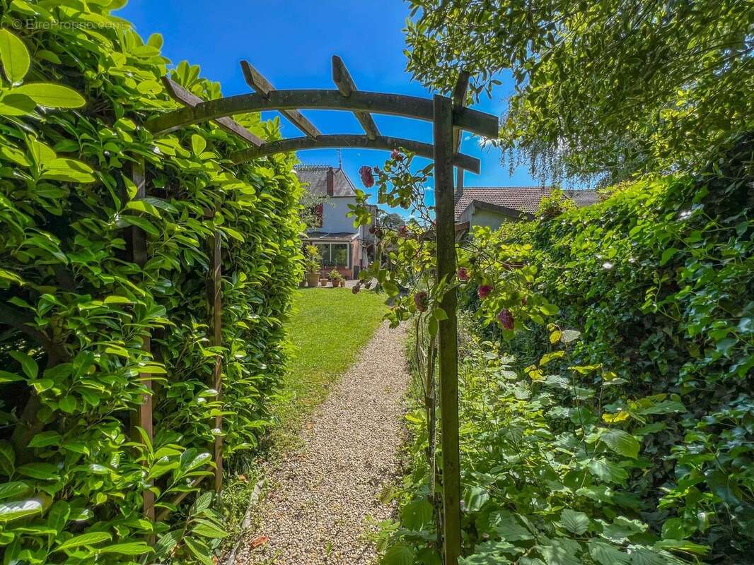 Maison à LE MESNIL-SAINT-DENIS